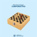 SET DE VINO CON JUEGO DE AJEDREZ EN CAJA DE MADERA - Imagen 2